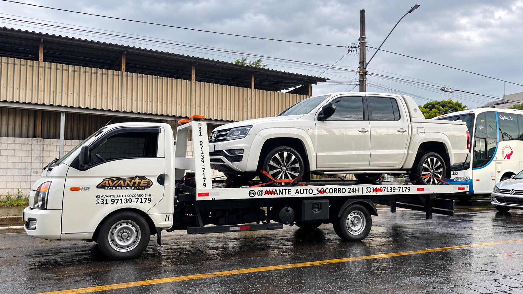 Guincho plataforma da Avante Auto Socorro 24 horas transportando uma caminhonete branca